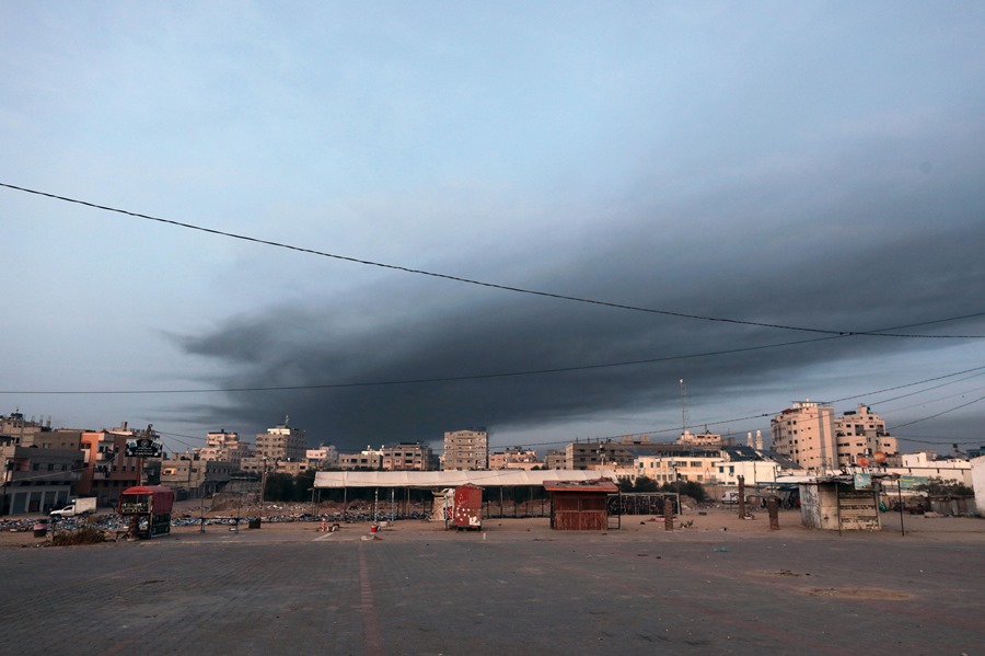 Columnas de humo después de bombardeos de Israel en Gaza. EFE/EPA/Mohammed Saber