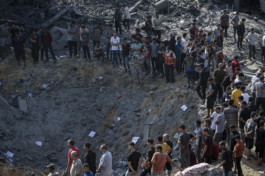 Palestinos buscan supervivientes entre los escombros tras un bombardeo israelí en el campo de refugiados de Yabalia, en una imagen de archivoEFE/EPA/Mohammed Saber