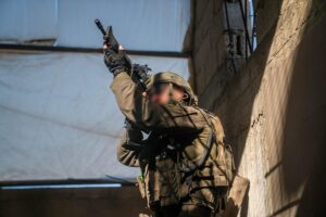 Un soldado israelí durante una operación en Gaza. EFE/Ejército israelí