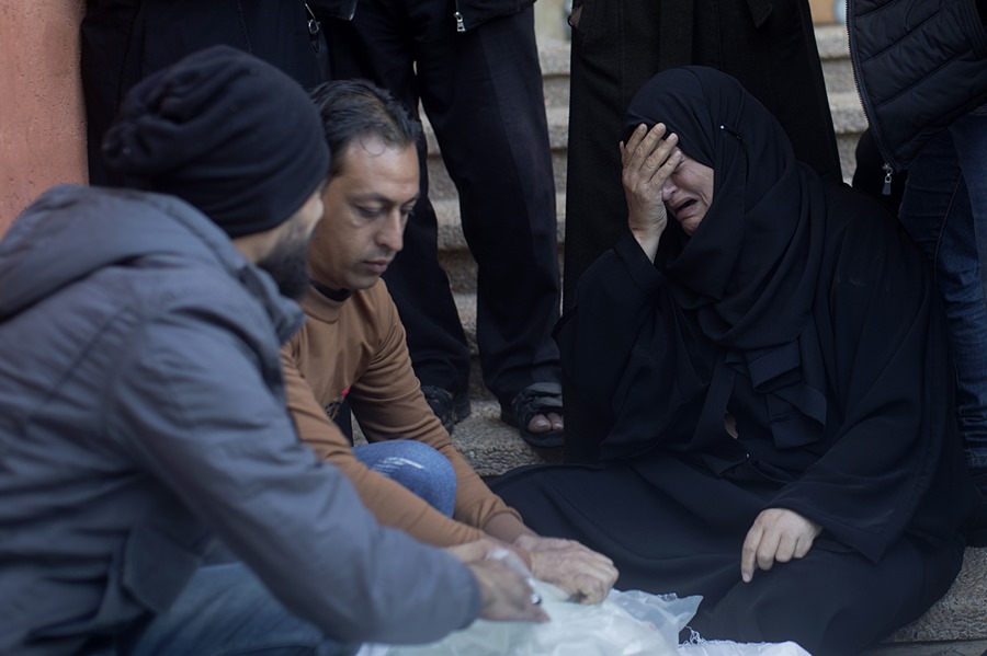 Familiares de una de las víctimas de los enfrentamientos entre Israel y Palestina en la Franja de Gaza. EFE/EPA/Haitham Imad