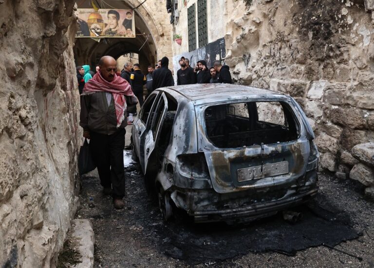 Un grupo de palestinos observan los daños en un vehículo en los bombardeos en la zona de Nablus. EFE/EPA/Alaa Badarneh