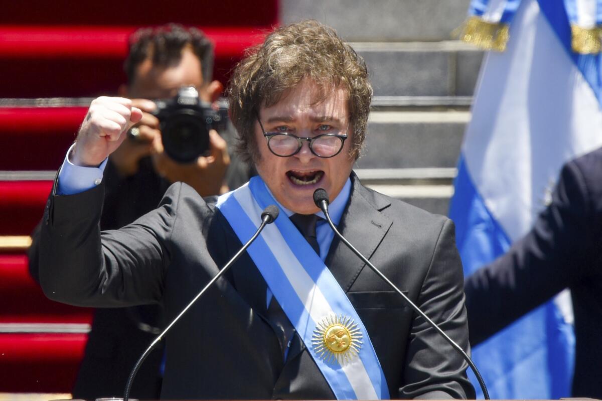 Javier Milei juramentación Los Angeles Times foto discurso