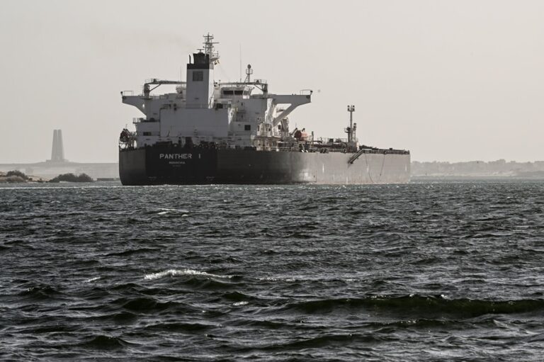 Un barco atraviesa el canal de Suez hacia el mar Rojo, este viernes. EFE/EPA/Mohamed Hossam
