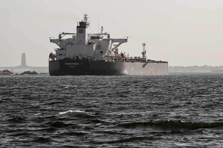 Un barco atraviesa el canal de Suez hacia el mar Rojo, este viernes. EFE/EPA/Mohamed Hossam