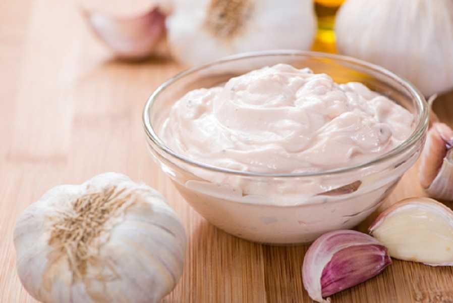 Mayonesa de ajo: delicioso aderezo para tus tostadas