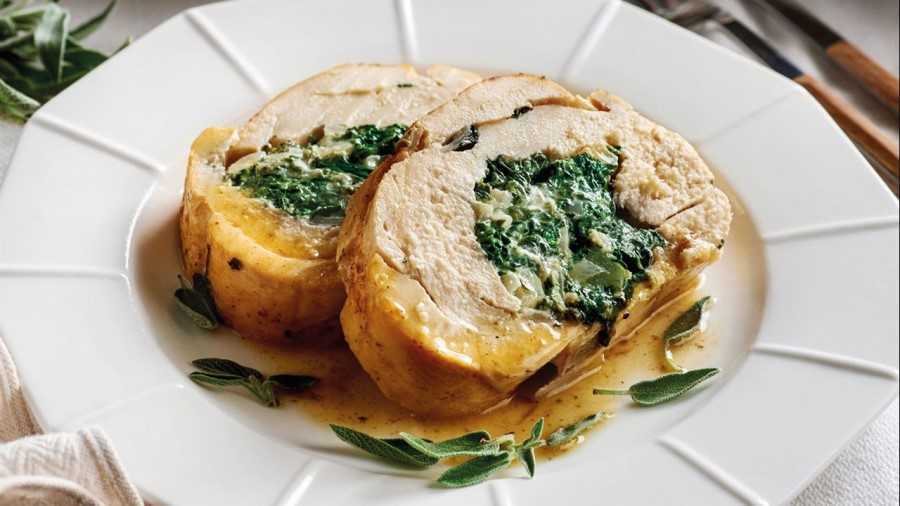 Rollos de pollo rellenos de espinaca y queso: así se prepara
