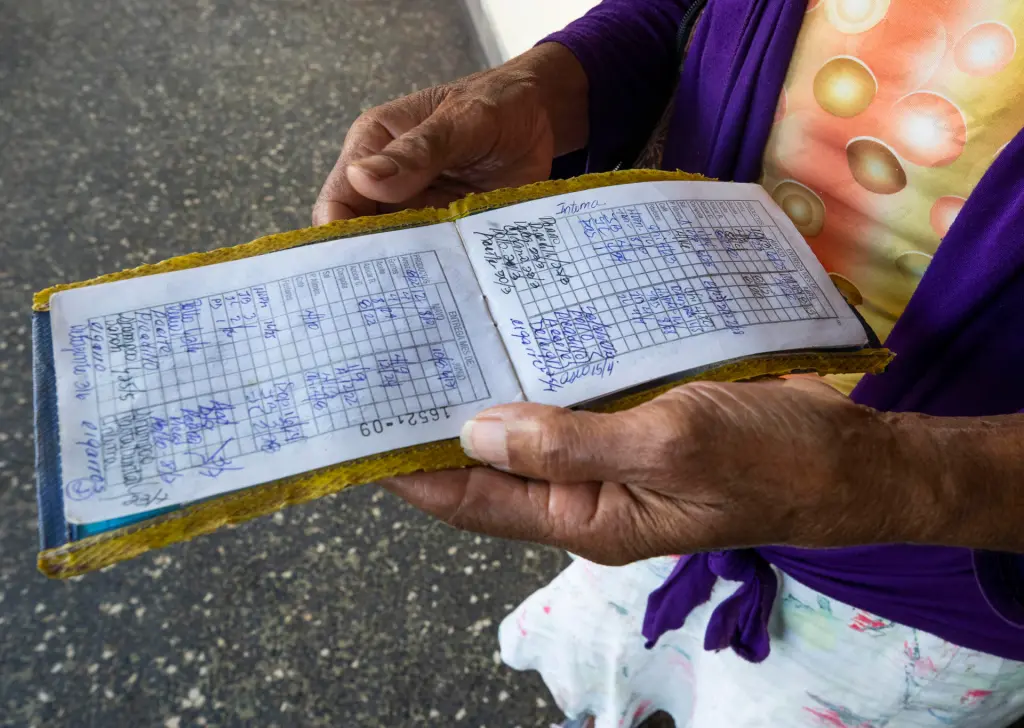 Una mujer muestra su libreta de abastecimiento hoy, en La Habana (Cuba). EFE/Yander Zamora