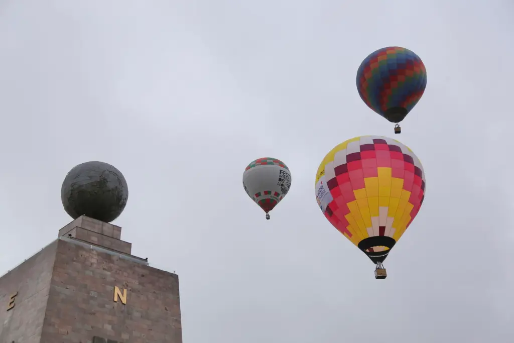 Fotografía de globos aerostáticos en la inauguración del Segundo Festival Internacional del Globo en Sudamérica hoy, en la Ciudad Mitad del Mundo (Ecuador). EFE/ Julio Estrella