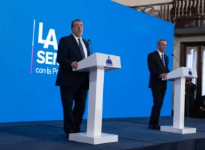 El presidente electo de Guatemala, Bernardo Arévalo de León (i), habla durante un encuentro con su homólogo de R. Dominicana Luis Abinader, hoy en Santo Domingo (República Dominicana). EFE/ Orlando Barría
