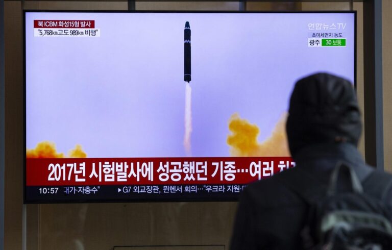 Un hombre mira las noticias del lanzamiento de un misil norcoreano, en Seúl. EFE/Jeon Heon-Kyun