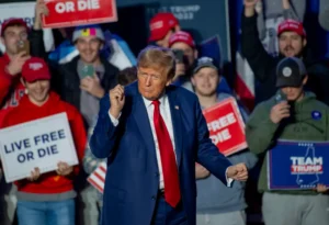 Seguidores escuchan al expresidente de EE.UU. Donald Trump durante un acto de campaña en la Universidad de New Hampshire, en Durham, New Hampshire, estte 16 de diciembre de 2023. EFE/Amanda Sabga