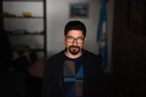 El diputado del partido Movimiento Semilla Román Castellanos posa para fotos durante una entrevista con EFE el 21 de diciembre de 2023, en Ciudad de Guatemala. EFE/ Edwin Bercián