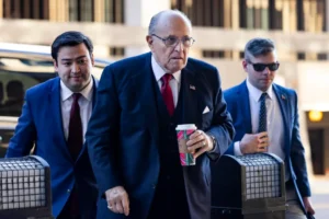 El exalcalde de Nueva York Rudy Giuliani, que fue abogado de Donald Trump. llega a un tribunal de Washington, este 15 de diciembre de 2023. EFE/ Jim Lo Scalzo