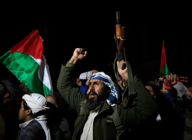 Yemenitas leales a los huties, en una fotografía de archivo EFE/EPA/YAHYA ARHAB