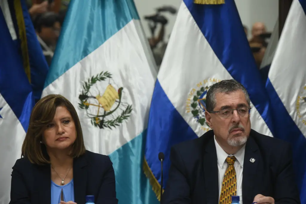 Fotografía de archivo del presidente electo de Guatemala, Bernardo Arévalo y la vicepresidenta Karin Herrera. EFE/ Edwin Bercián