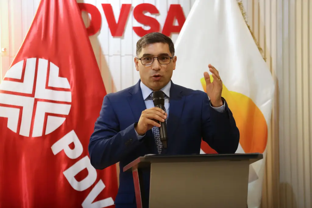 El ministro de Petróleo y presidente de la estatal Petróleos de Venezuela (Pdvsa), Rafael Tellechea, habla hoy en Caracas (Venezuela). EFE/Rayner Peña