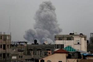 Humo se eleva sobre edificios residenciales tras un ataque aéreo israelí en la ciudad de Jan Yunis, al sur de la Franja de Gaza. EFE/EPA/Mohammed Saber