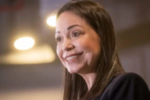 La exdiputada María Corina Machado, ofrece declaraciones a periodistas, en una fotografía de archivo. EFE/ Miguel Gutierrez