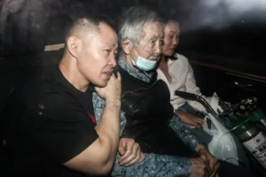 El expresidente peruano Alberto Fujimori (c), acompañado de sus hijos, Keiko (d) y Kenji Fujimori (i), sale del penal luego de quedar en libertad en cumplimiento de una orden del Tribunal Constitucional, el 6 de diciembre de 2023, en Lima (Perú). EFE/ Aldaír Mejía