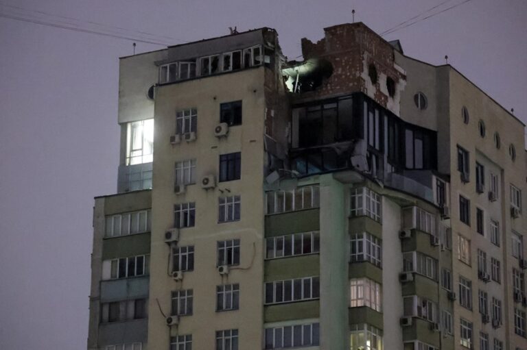 Imagen de archivo de edificio residencial dañado durante un ataque con drones, en Kiev. EFE/EPA/Oleg Petrasyuk