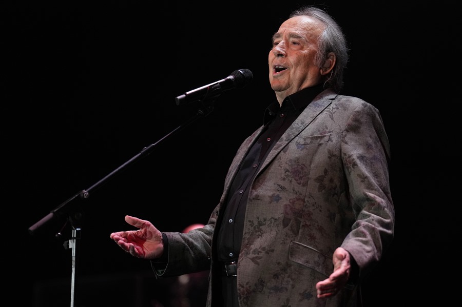 El cantautor Joan Manuel Serrat durante el concierto en que dijo el adiós definitivo a los escenarios. EFE/Alejandro García