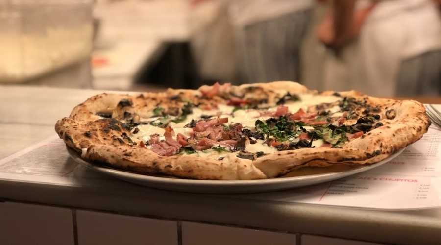Pizza gourmet de jabalí con mozzarella: así se prepara