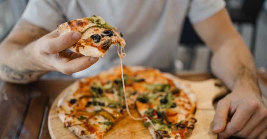 Pizza gourmet de jabalí con mozzarella