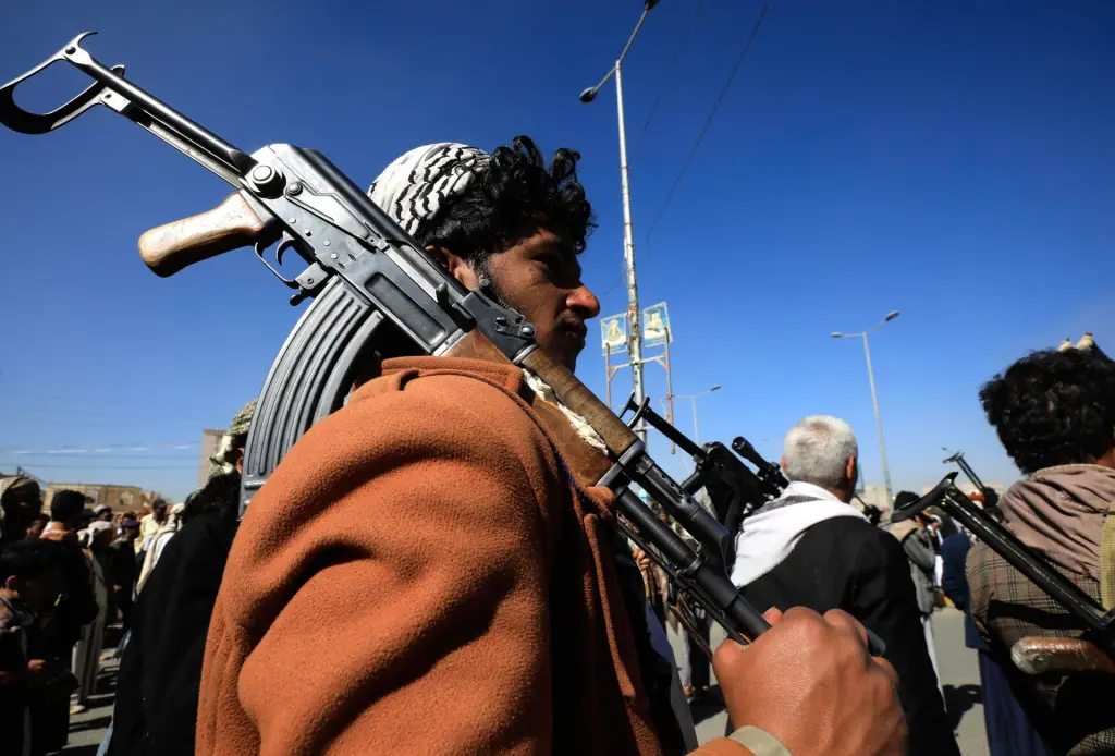 Un miembro del ejército popular de los hutíes en Yemen, en una imagen de archivo. EFE/EPA/Yahya Arhab