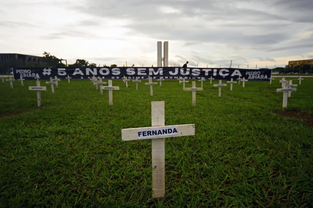 Fotografía de cruces durante un acto en memoria de las víctimas del colapso de la presa de la empresa Vale en Brumadinho hace cinco años, este 25 de enero de 2024, desde la Explanada de los Ministerios en Brasilia (Brasil). EFE/ Andre Borges