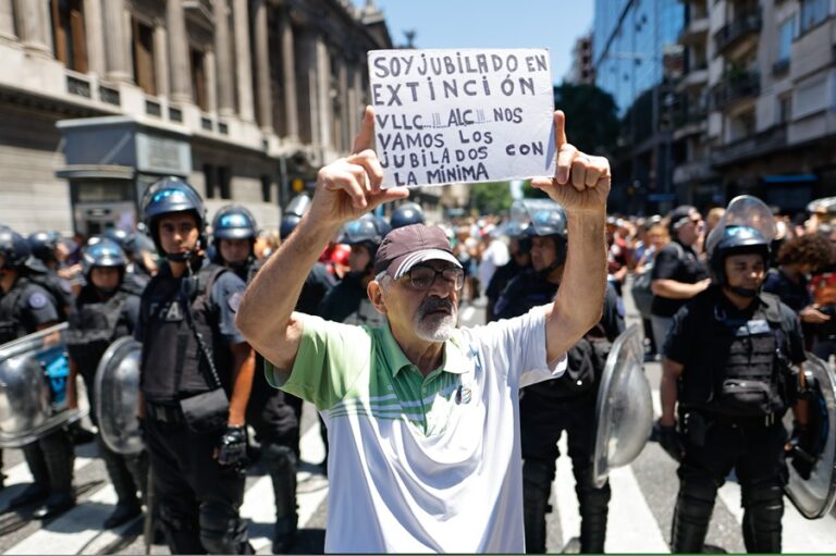 Un hombre sostiene un cartel durante una protesta convocada por la Confederación General del Trabajo, en Buenos Aires (Argentina). EFE/Juan Ignacio Roncoroni