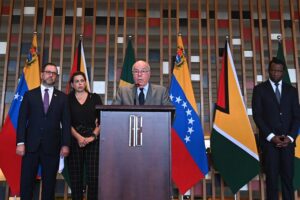 El ministro de Relaciones Exteriores de Brasil, Mauro Vieira (c), y sus homólogo de Guyana, Hugh Todd (d), y de Venezuela, Yván Gil (i), ofrecen una rueda de prensa hoy, en el Palacio del Itamaraty en Brasilia (Brasil). EFE/ Andre Borges