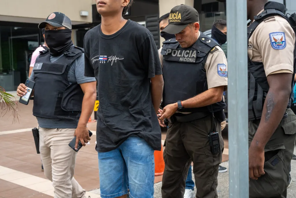 Policías detienen hoy a un presunto delincuente a pocas cuadras de la sede del canal de televisión TC, donde encapuchados armados ingresaron y sometieron a su personal durante una transmisión en vivo, en Guayaquil (Ecuador). EFE/Mauricio Torres