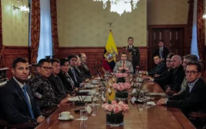 Fotografía cedida por la Presidencia de Ecuador donde aparece el presidente ecuatoriano, Daniel Noboa (c), durante una reunión con el Consejo de Seguridad Pública y del Estado (COSEPE), en el Palacio de Gobierno, hoy, en Quito (Ecuador). EFE/Presidencia de Ecuador