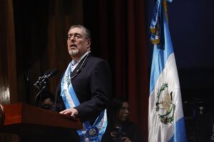 El nuevo presidente de Guatemala, Bernardo Arévalo de León habla durante su ceremonia de investidura en el Centro Cultural Miguel Ángel Asturias, en Ciudad de Guatemala (Guatemala). EFE/ David Toro