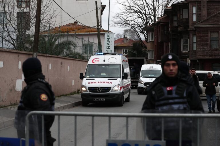 Una ambulancia se dirige al lugar de un ataque a la Iglesia italiana de Santa María, en Estambul, Turquía. EFE/EPA/ERDEM SAHÍN