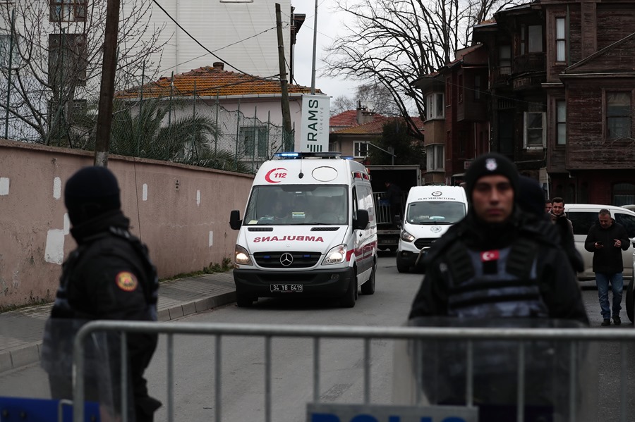 Una ambulancia se dirige al lugar de un ataque a la Iglesia italiana de Santa María, en Estambul, Turquía. EFE/EPA/ERDEM SAHÍN