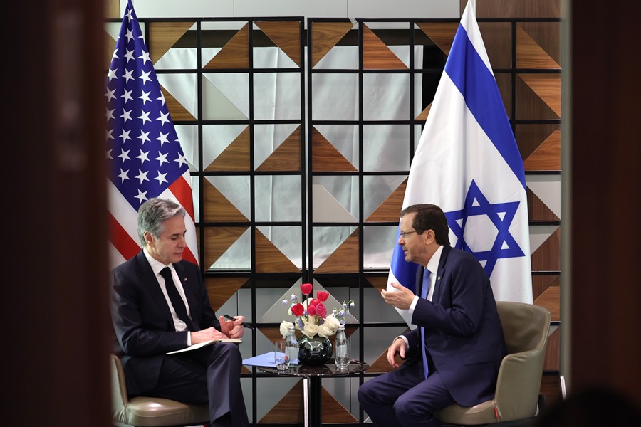 El secretario de Estado de EEUU, Antony Blinken, (i) y el presidente israelí, Isaac Herzog, durante su reunión en Tel Aviv este martes, 9 de enero. EFE/EPA/Abir Sultan/ POOL
