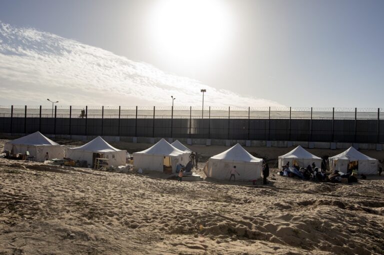 Ciudadanos/as palestinos desplazados en el campo de Rafah, cerca de la frontera con Egipto el pasado 22 de enero. EFE/EPA/HAITHAM IMAD