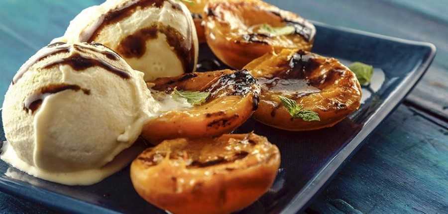 Caqui caramelizado con helado de vainilla: así se prepara