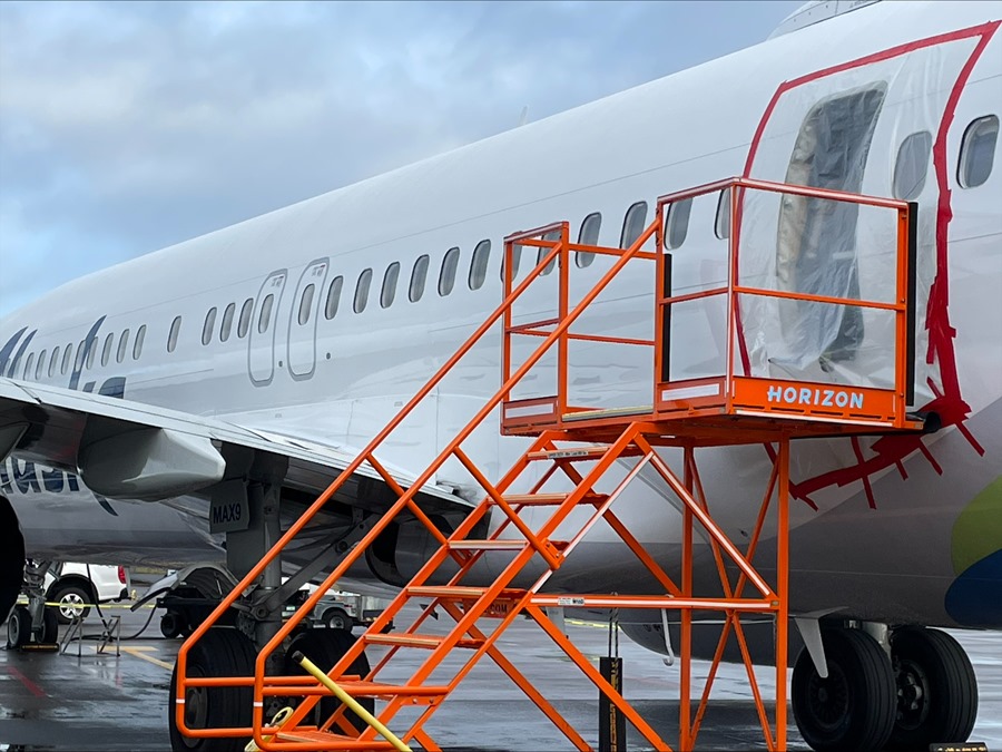 Fotografía proporcionada el 8 de enero de 2024 por la Junta Nacional de Seguridad en el Transporte tomada durante la investigación sobre la falla repentina de un avión Boeing 737-9 MAX operado por Alaska Airlines. EFE/EPA/NTSB