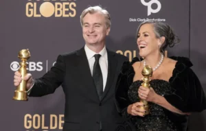 El director británico Christopher Nolan (i) y la productora británica Emma Thomas (d) posan en la sala de prensa de los Globos de Oro. EFE/EPA/Allison Dinner