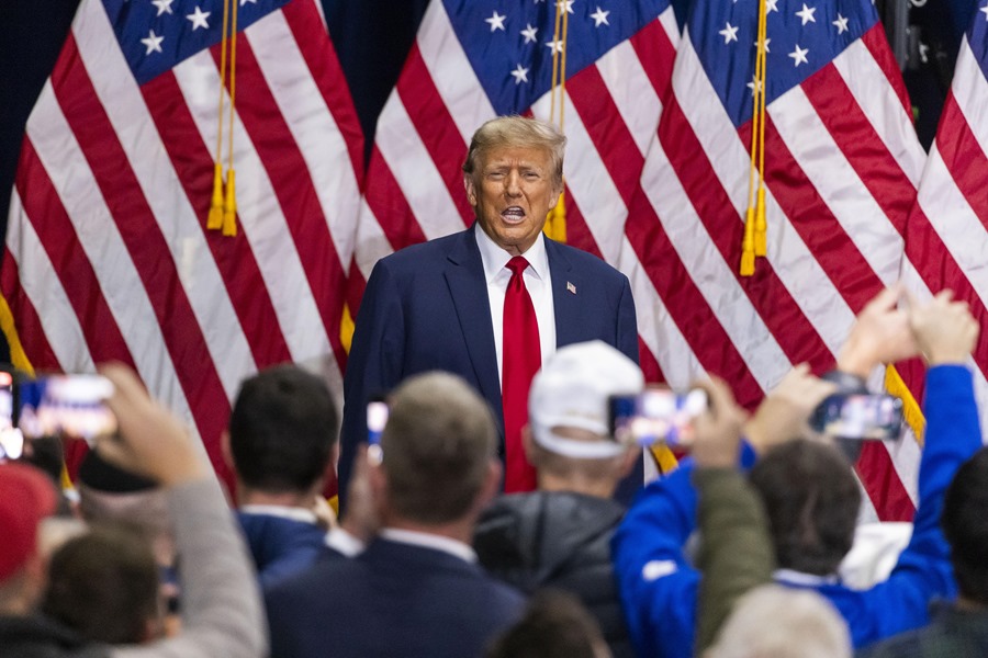El expresidente Donald Trump (C) habla en el Iowa Events Center después de ganar el primer caucus de Iowa en el país en Des Moines, Iowa, EE.UU. EFE/EPA/JIM LO SCALZO