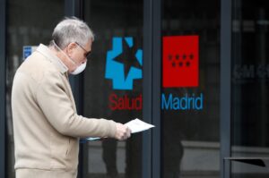 Un hombre protegido con una mascarilla llega al hospital La Paz de Madrid durante la pandemia de covid. EFE/Mariscal