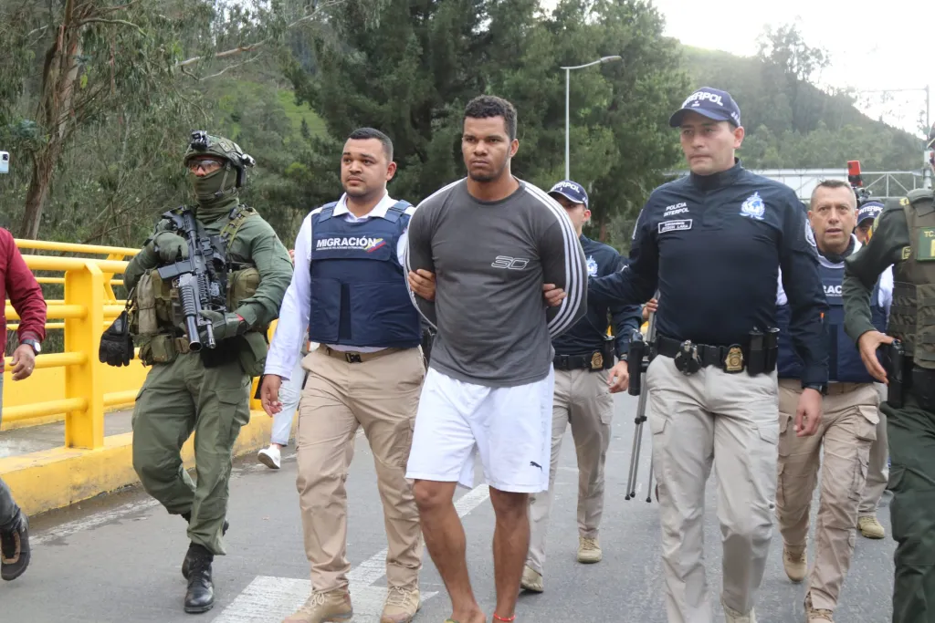 Policías de Ecuador entregan a autoridades colombianas a Carlos Arturo Landázuri, apodado 'Comandante Gringo', tras ser capturado, hoy en la ciudad fronteriza de Tulcán (Ecuador). EFE/ Xavier Montalvo
