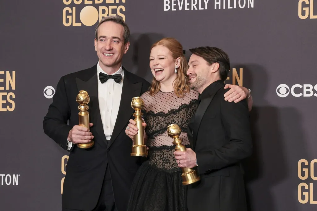 (i-d) Los actores que integran el elenco de 'Succession' Matthew Macfayden, Sarah Snook y Kieran Culkin sostienen los premios que ganaron en los Globos de Oro, el 7 de enero de 2024. EFE/Alisson Dinner
