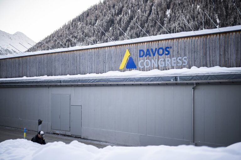 Una vista exterior del centro de congresos antes de la 54ª reunión anual del Foro Económico Mundial (FEM), en Davos, Suiza. EFE/EPA/Gian Ehrenzeller
