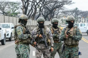 Militares vigilan la Base Aerea de Guayaquil, tras la llegada de los familiares del líder criminal ecuatoriano José Adolfo Macías Villamar 'Fito', líder de la banda 'Los Choneros' aterrizaron hoy, en Guayaquil (Ecuador). EFE/ Jonathan Miranda