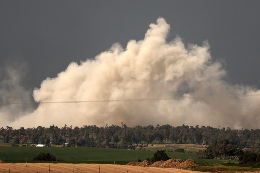 Humareda provocada por un bombardeo israelí sobre el campo de refugiados de Al-Maghazi, al norte de Jan Yunis, en el sur de la Franja de Gaza, visto desde un lugar no revelado en el sur de Israel. EFE/EPA/Atef Safadi