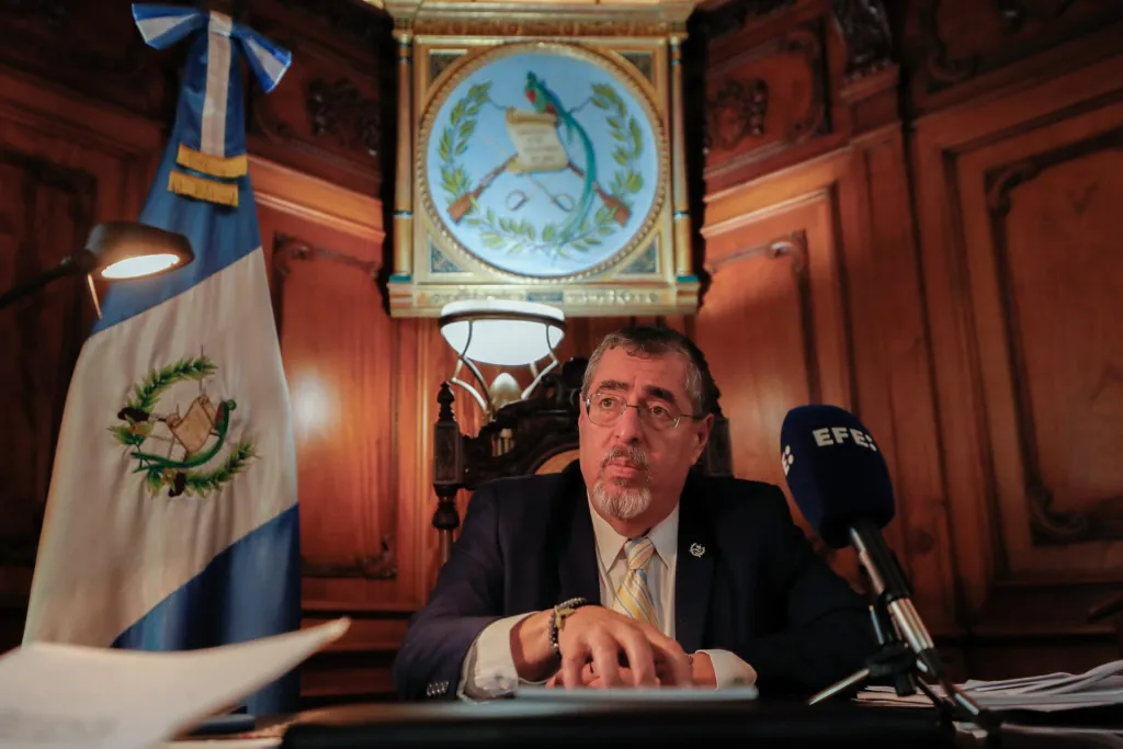 El presidente de Guatemala, Bernardo Arévalo de León, habla durante una entrevista con EFE, el 25 de enero del 2024, en Ciudad de Guatemala (Guatemala). EFE/ David Toro