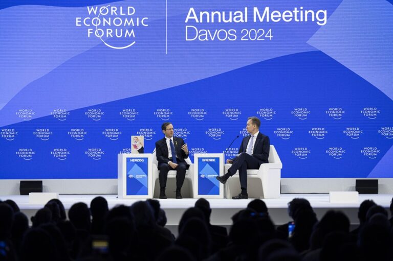 Isaac Herzog, a la izquierda, presidente de Israel, durante su conferencia en el World Economic Forum (WEF) en Davos (Suiza). EFE/EPA/GIAN EHRENZELLER
